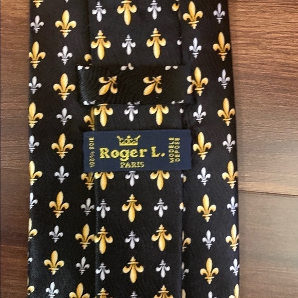 ROGER L. Paris Black 100% Silk Foulard Print Necktie - Picture 4 of 10